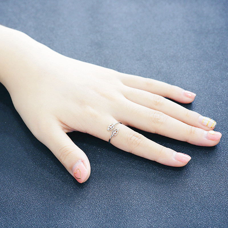 Hollowed-out leaf ring