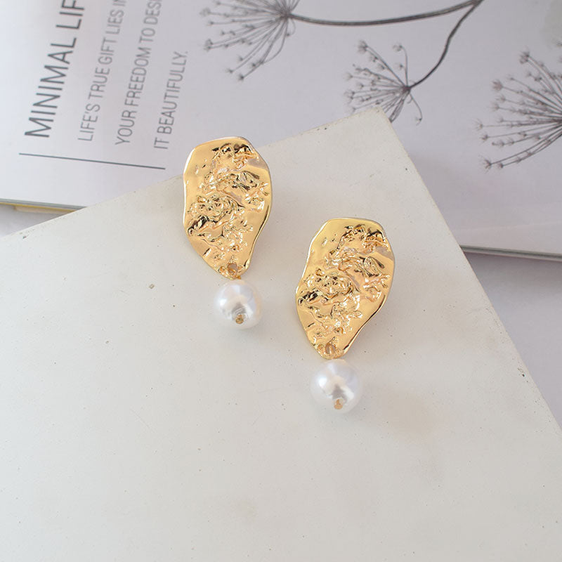 Irregular pearl earrings
