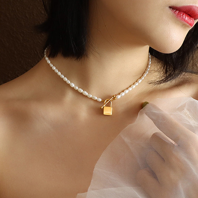 Fashion Lock Pendant Freshwater Pearl Necklace