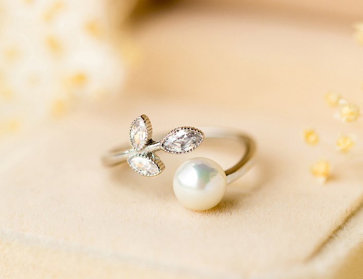Leaf-studded beaded ring