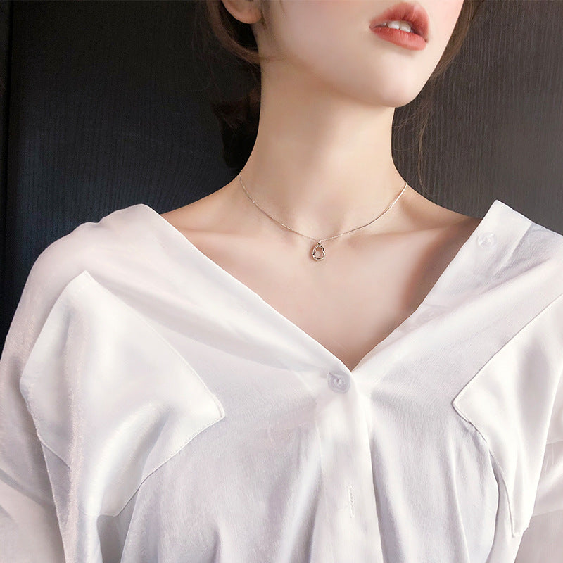 Feminine simple pearl necklace