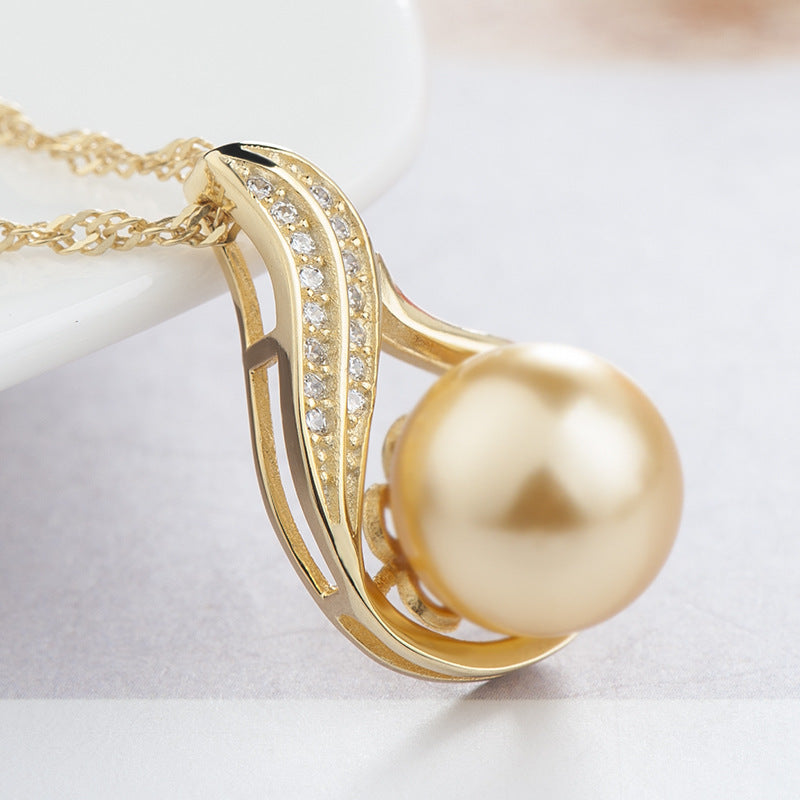Silver pearl necklace