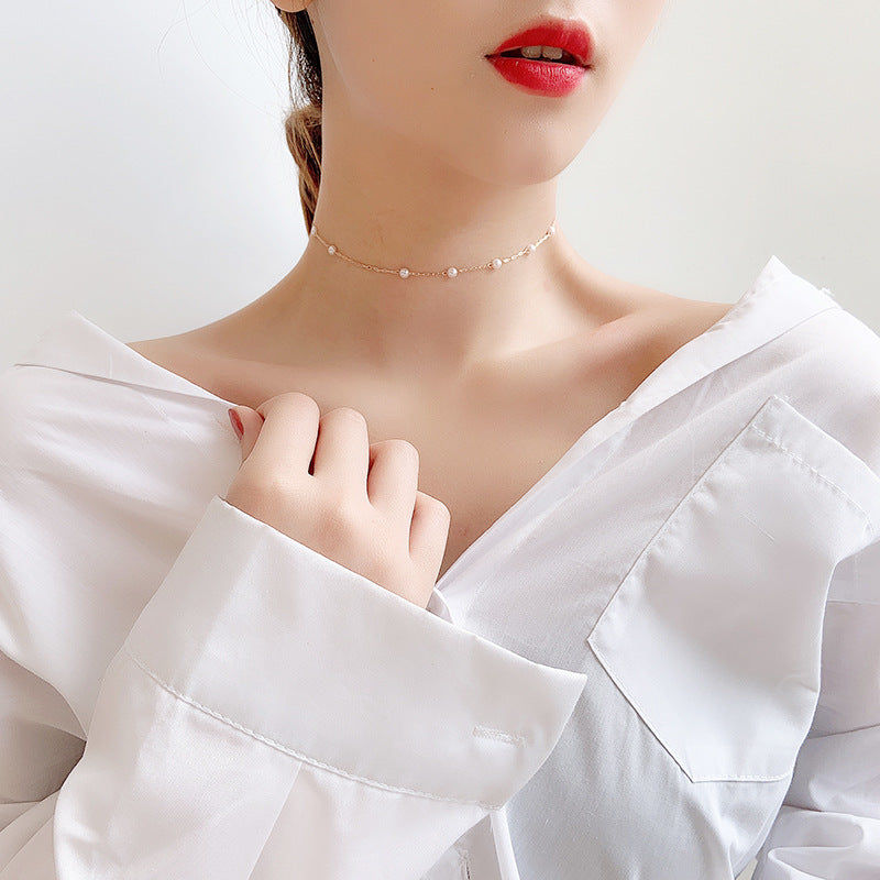 Feminine simple pearl necklace