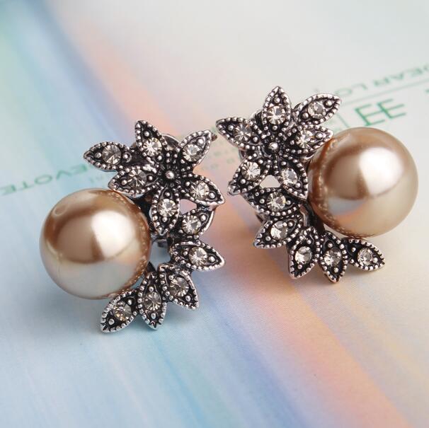 Pearl Five-Leaf Flower Shell Pearl Earrings