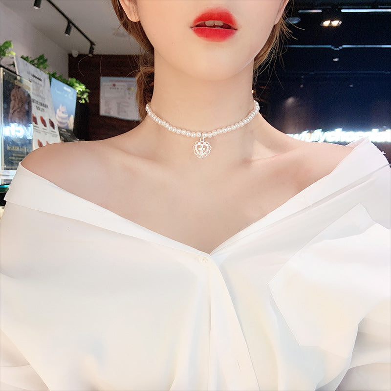 Feminine simple pearl necklace