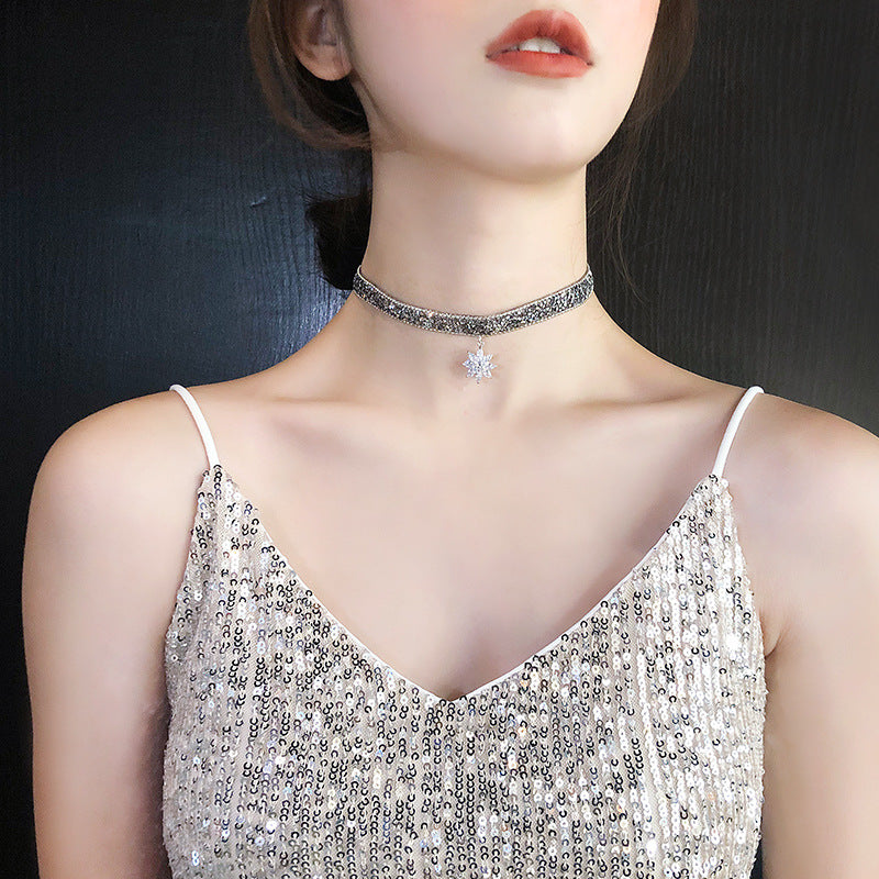 Feminine simple pearl necklace