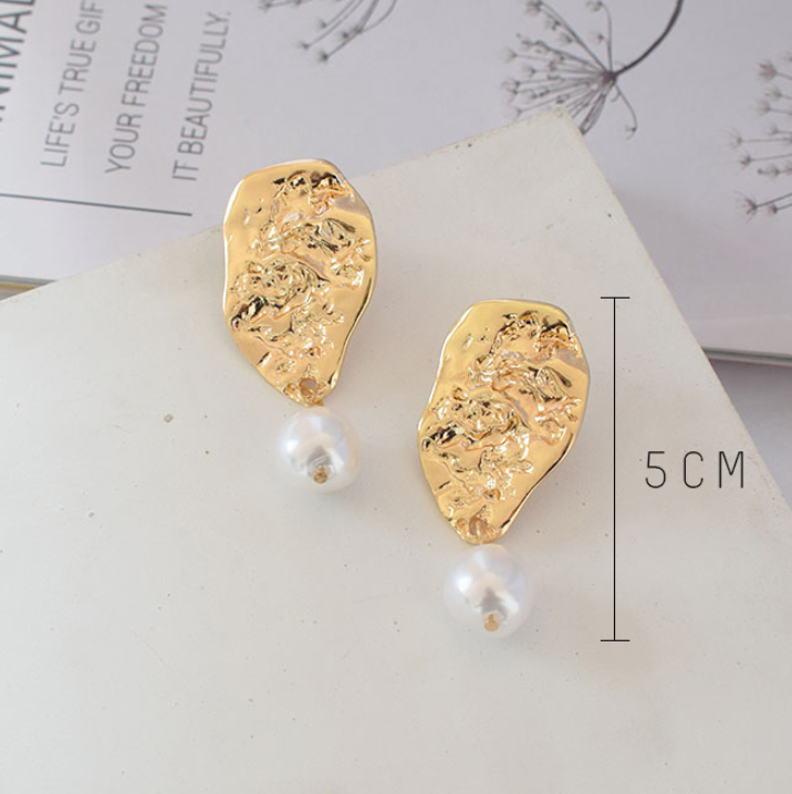Irregular pearl earrings