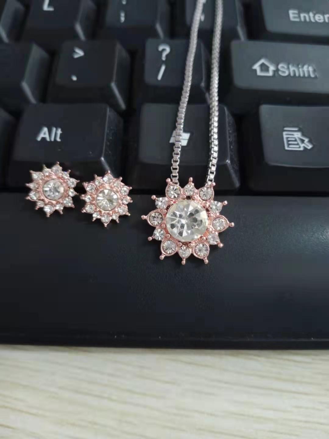 Creative Diamond Snowflake Necklace And Earring Set