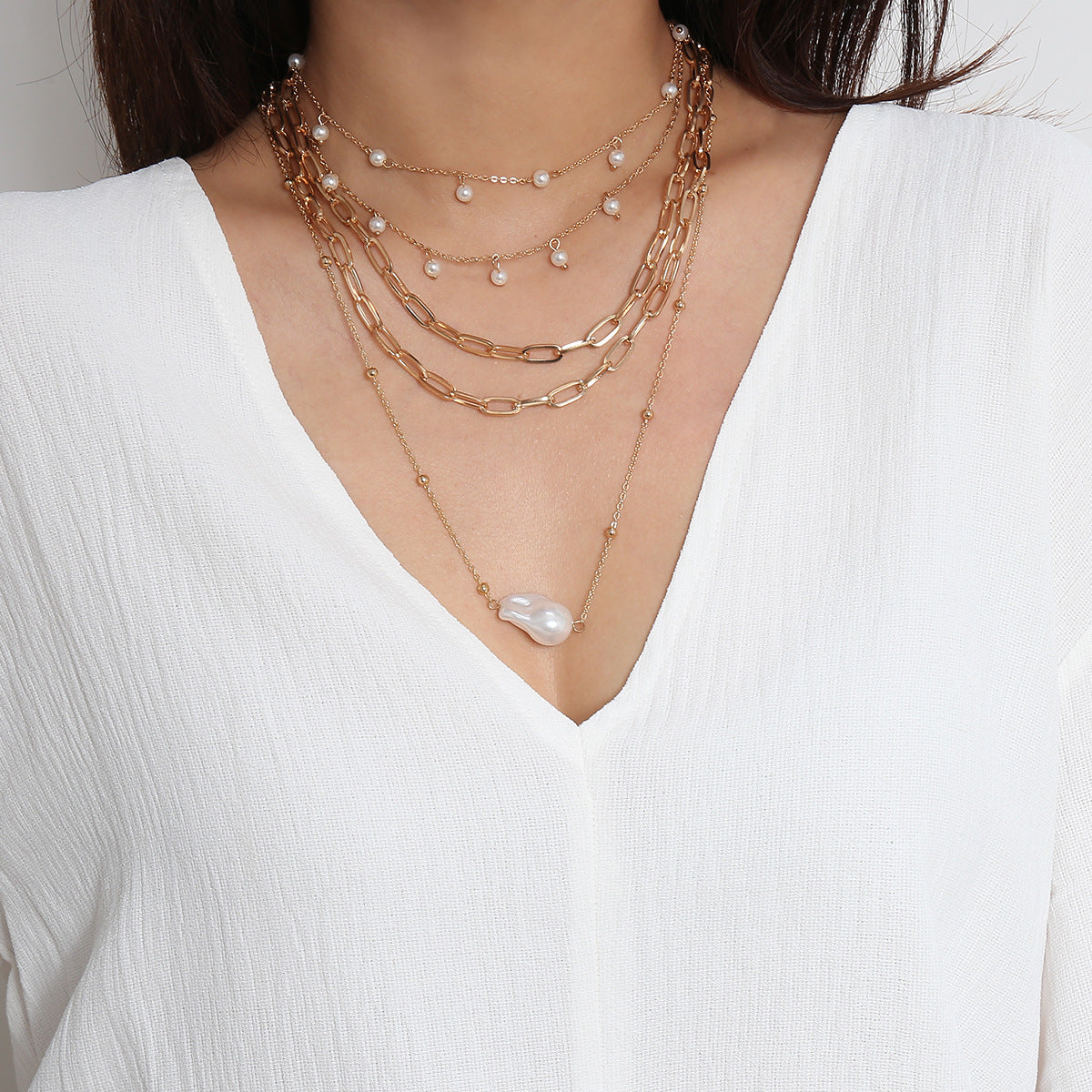 Multilayer pearl necklace