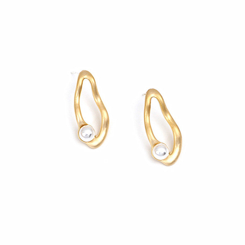 Irregular pearl earrings