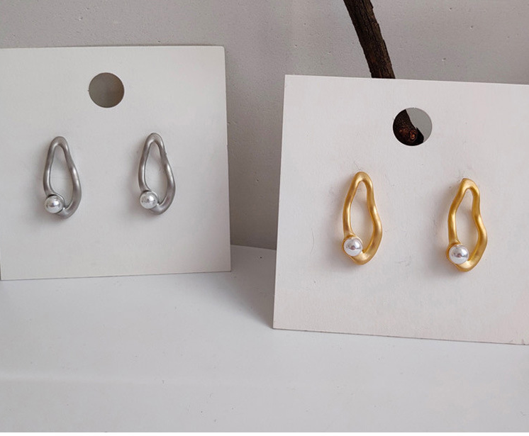 Irregular pearl earrings