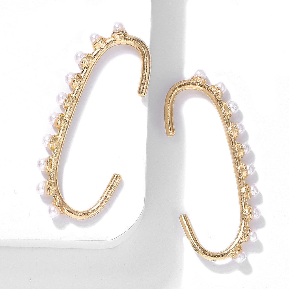 Pearl C-shaped earrings