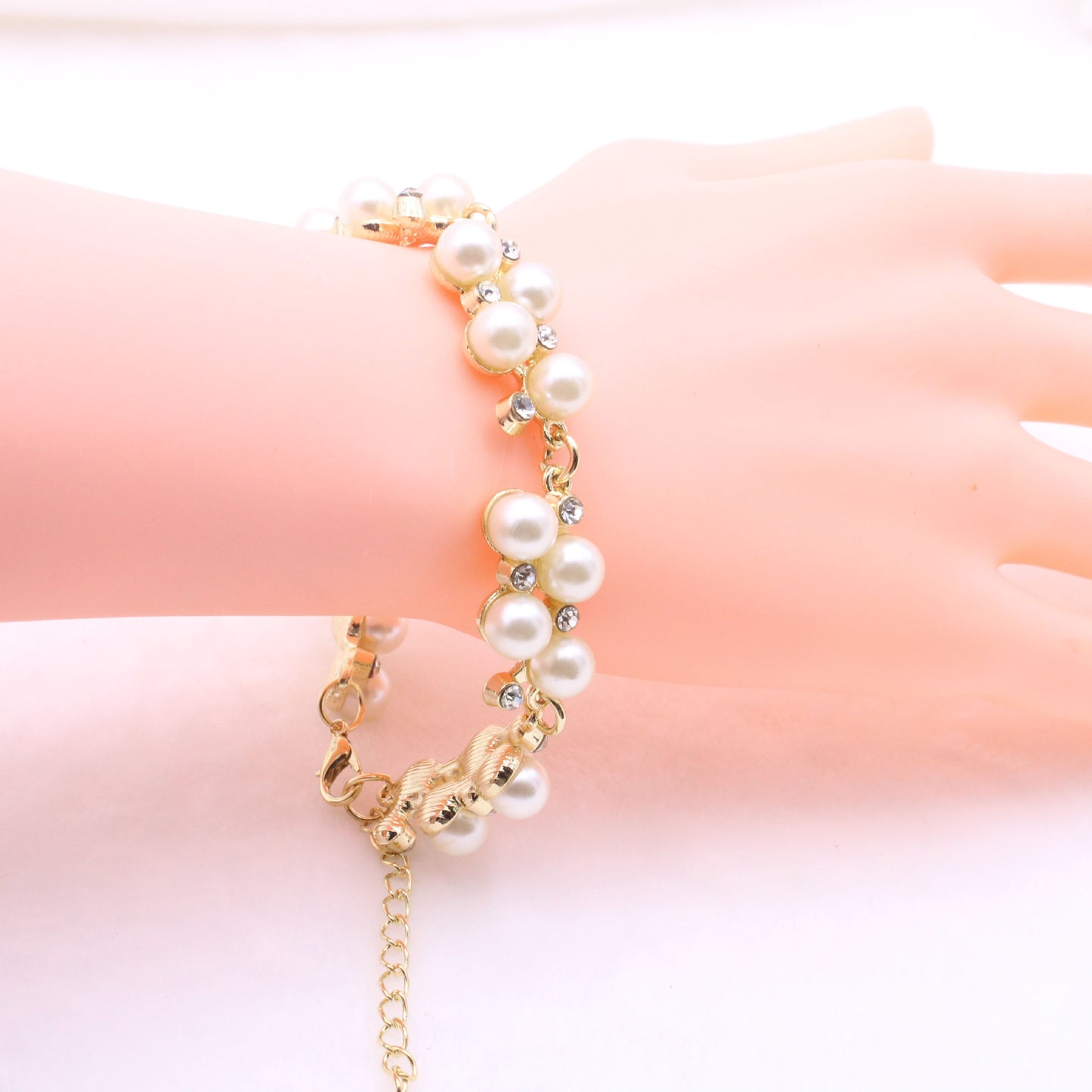 Pearl and diamond bracelet