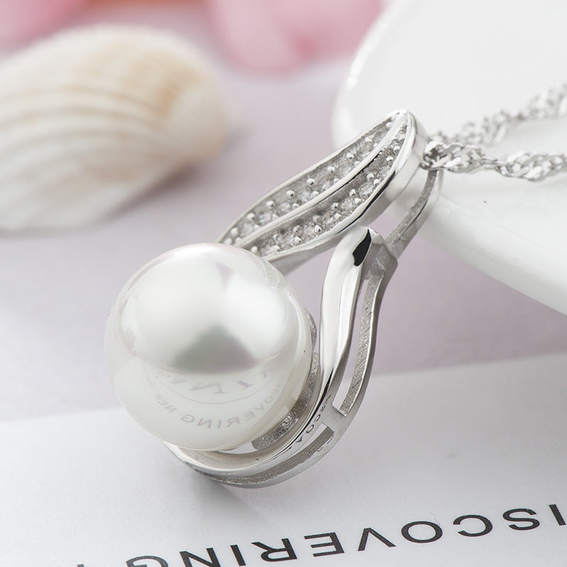 Silver pearl necklace