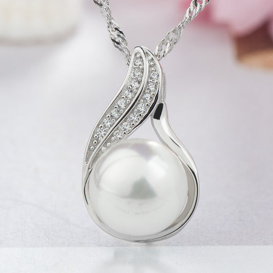 Silver pearl necklace