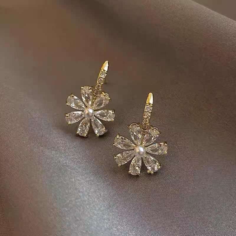 Women's Snowflake Shaped Sparkling Diamond Earrings