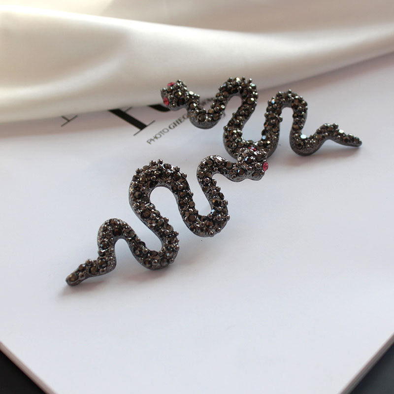 Earrings with sparkling diamond snake earrings