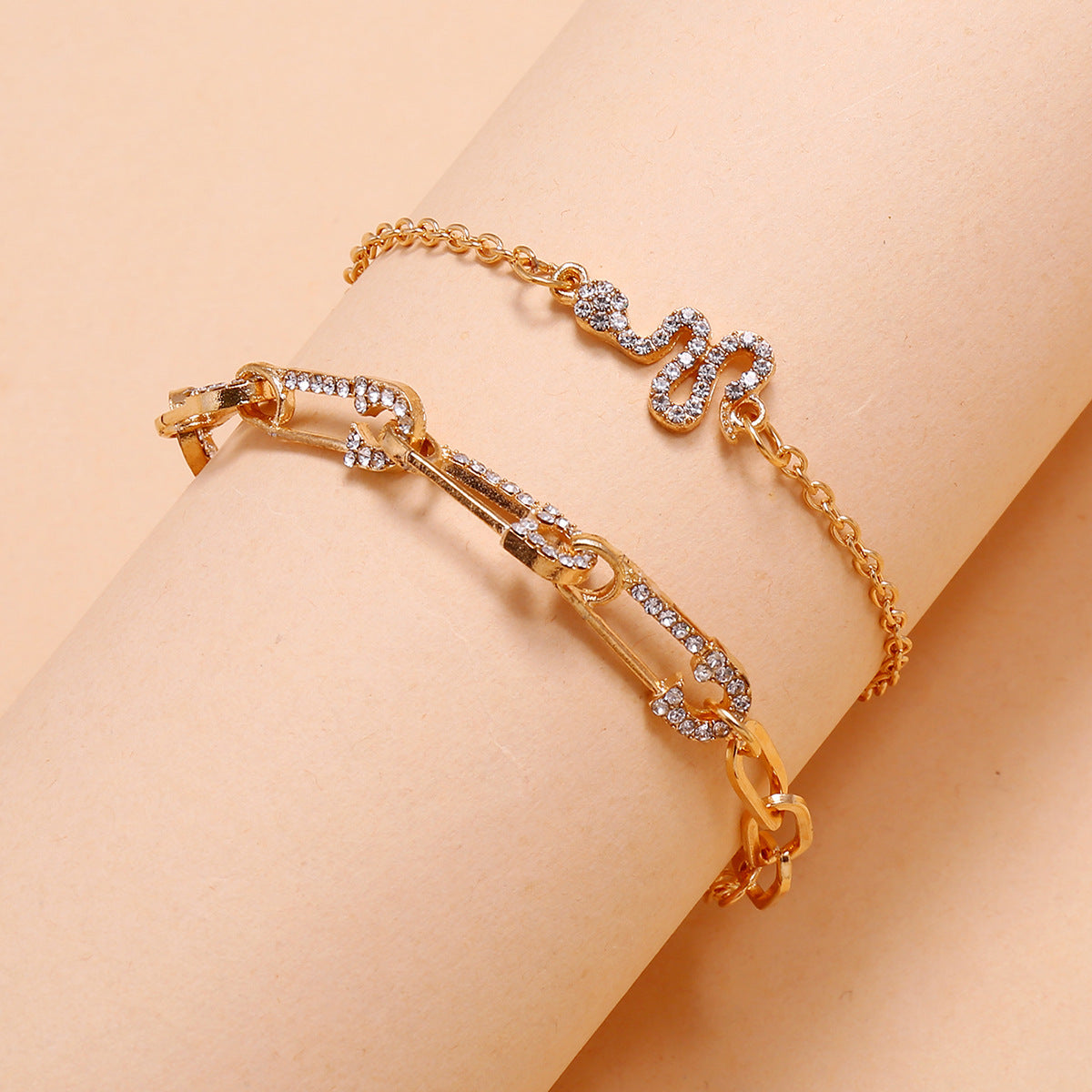 Two-piece bracelet with snake point diamonds