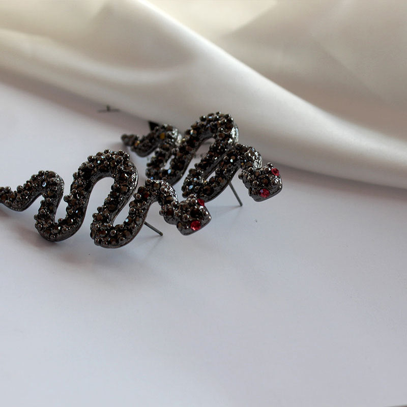 Earrings with sparkling diamond snake earrings