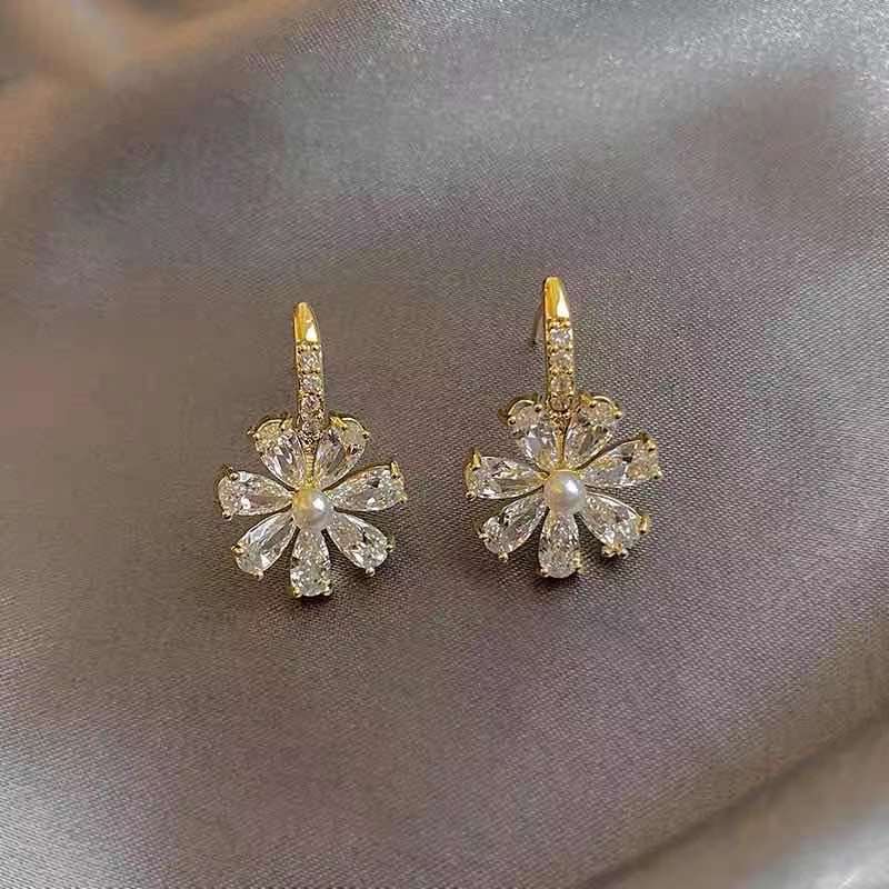 Women's Snowflake Shaped Sparkling Diamond Earrings