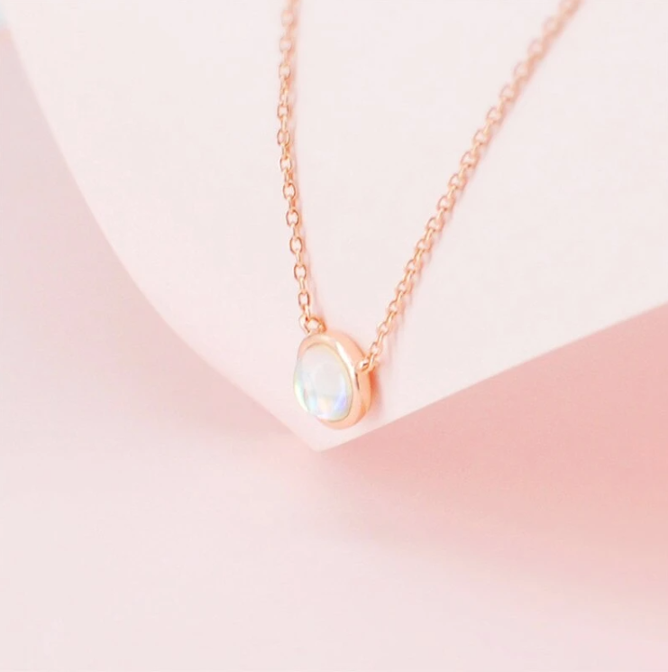 Trendy solitaire moonstone necklace