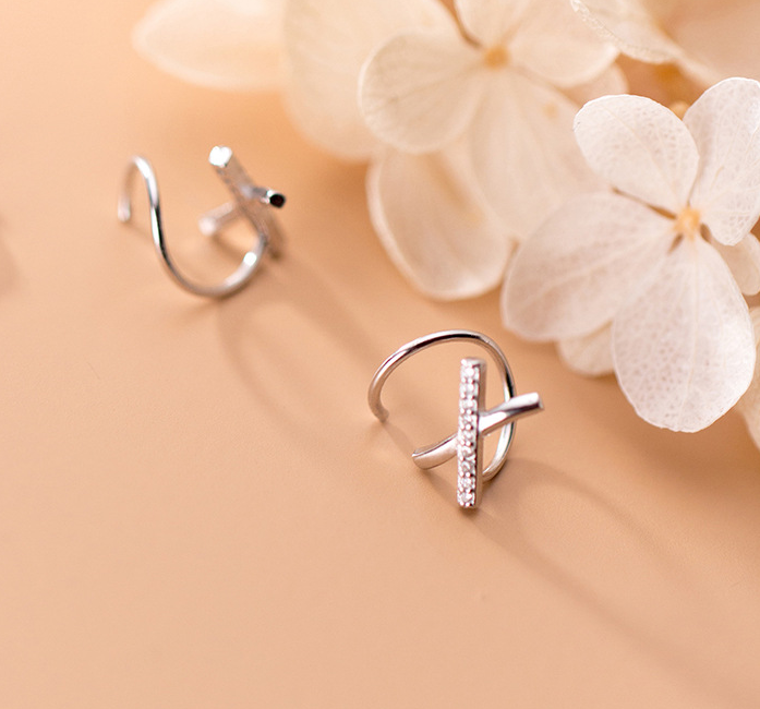 Simple cross unilateral diamond earrings