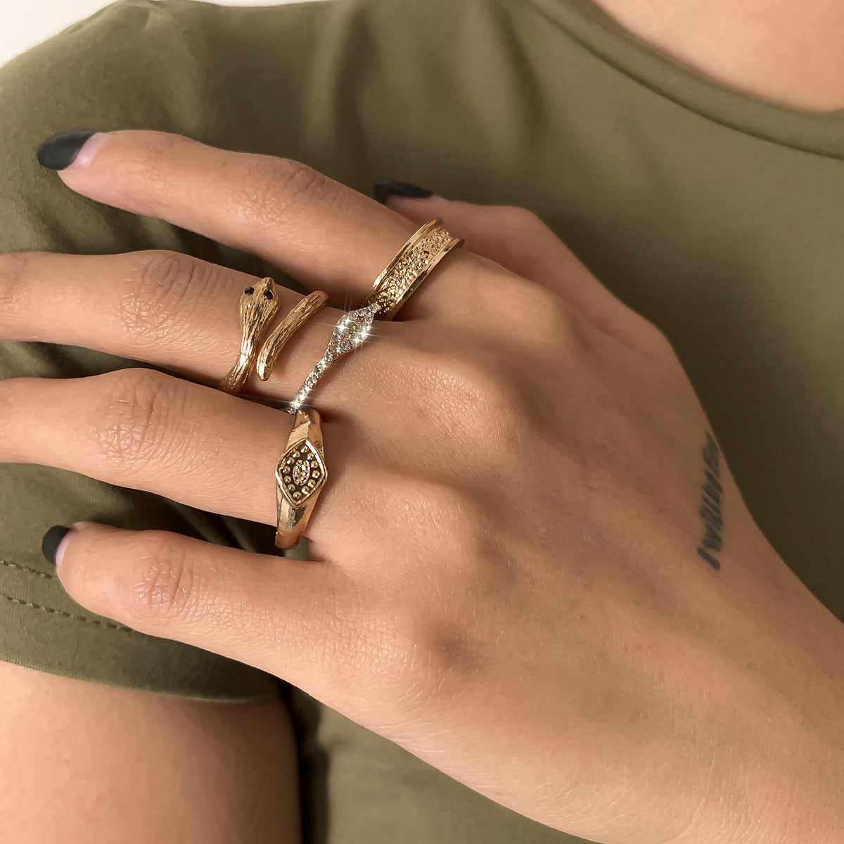 Simple Snake-shaped Multi-element Ring Set